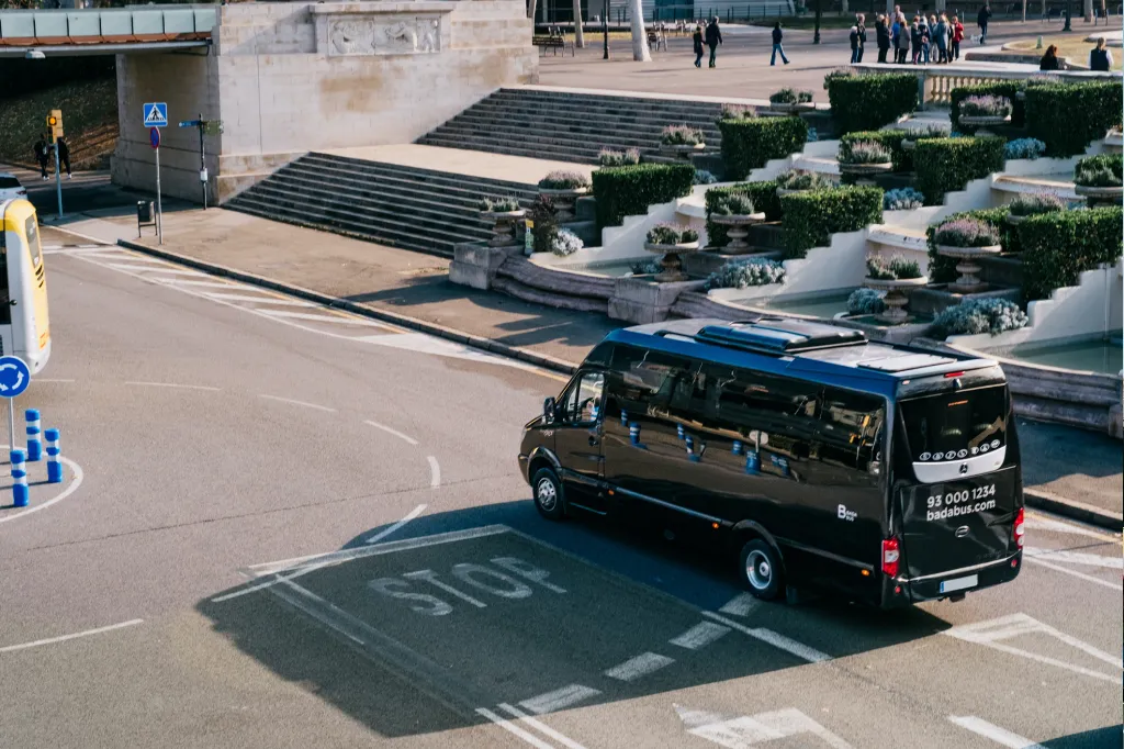 Cómo el alquiler de minibuses en Barcelona está optimizando el transporte turístico y corporativo