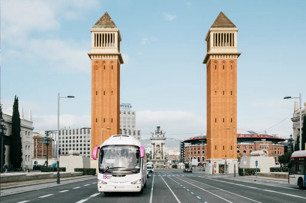 Por qué cada vez más empresas y colectivos optan por el alquiler de autocares en Barcelona