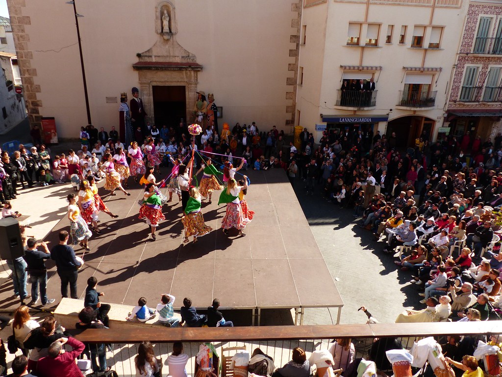 Febrero se viste de fiesta, color y tradición en Barcelona con la celebración de las Fiestas de La Laia. Disfruta de estas tradiciones catalanas con tus seres queridos y guarda momentos en tu memoria.