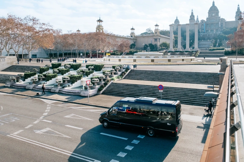 alquiler de minibuses en Barcelona: ventajas frente al taxi VTC